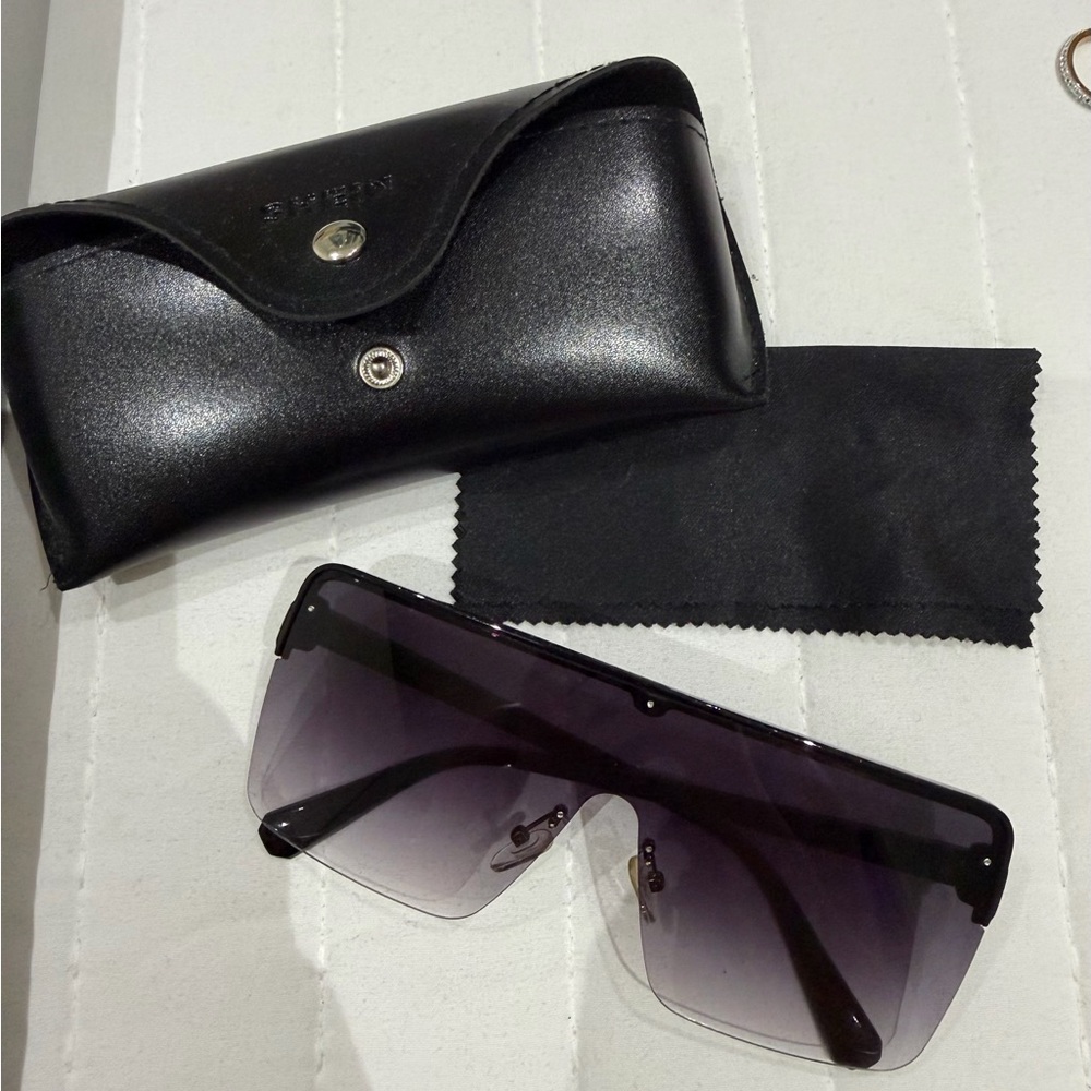 SHEIN Black Gradient Sunglasses with Case